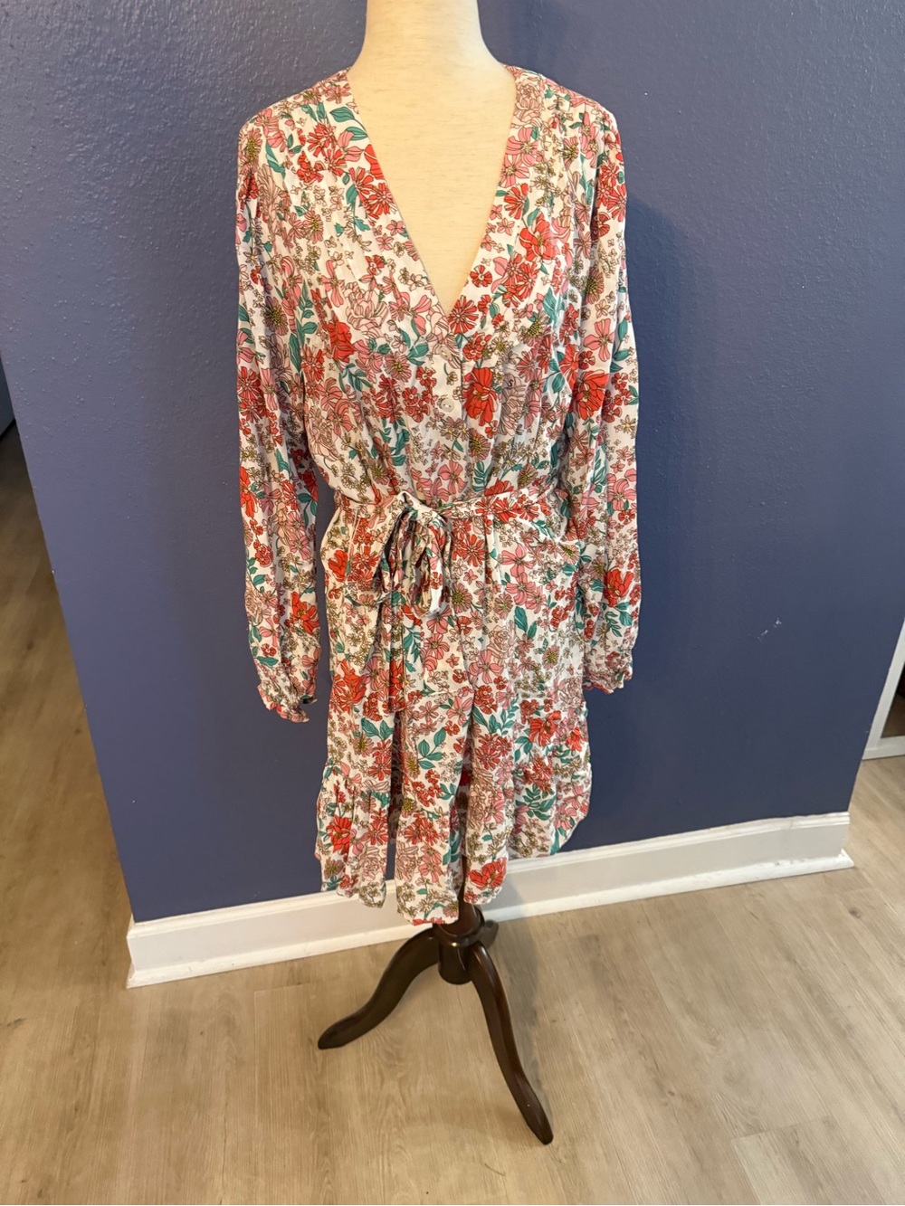 Tommy Hilfiger White Floral V-Neck Long Sleeve Tie-Waist Dress - Picture 3 of 9